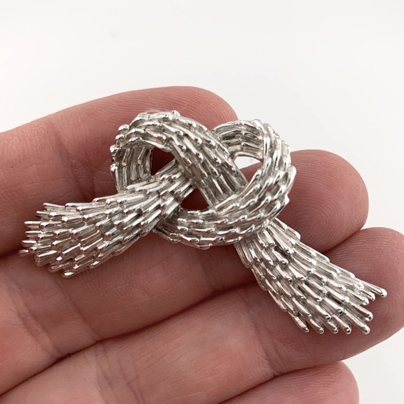 CROWN TRIFARI Christmas Bow Ribbon Broach Pin 2" Silver tone Textured Knot VTG - Picture 1 of 8